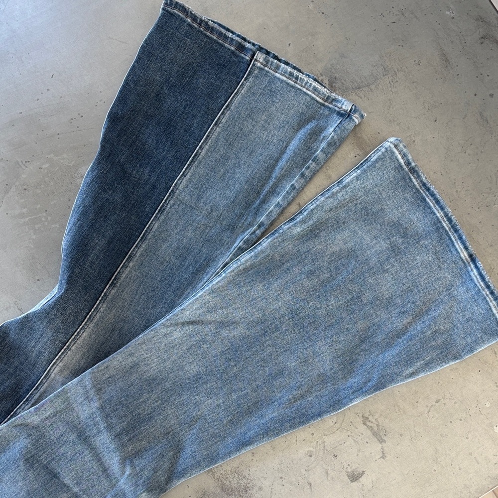 NWOT Flying Monkey Two-Tone Blue High-Waist Flare Jeans - Picture 4 of 6